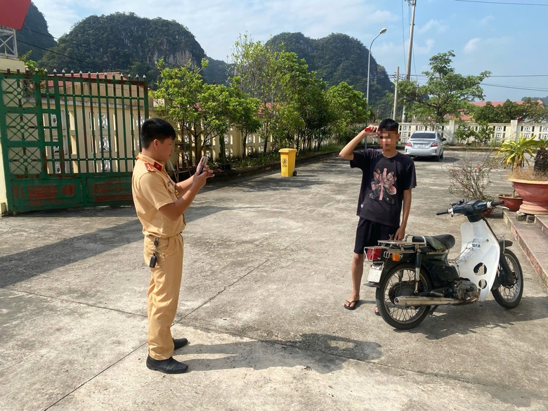 Nhiều kinh nghiệm hay ngăn chặn học sinh "ngổ ng&aacute;o" vi phạm giao th&ocirc;ng ở TP Hạ Long- Ảnh 2.