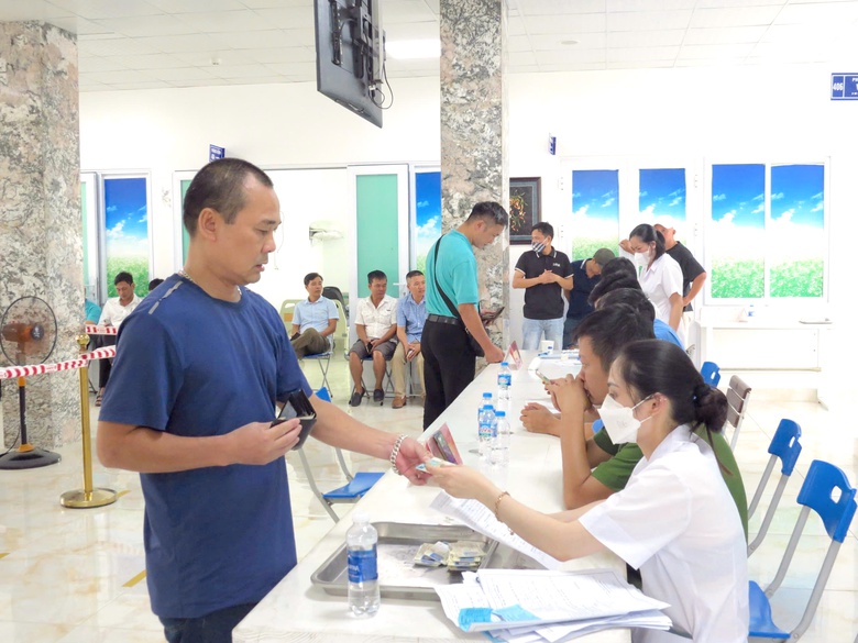 Lái xe xếp hàng chờ khám sức khỏe, test ma túy định kỳ- Ảnh 1. Lái xe xếp hàng chờ khám sức khỏe, test ma túy định kỳ- Ảnh 1.