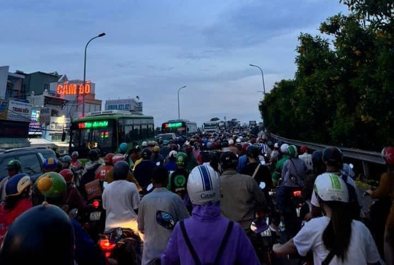 Đi giao đồ ăn, nam shipper tử vong sau va chạm với xe đầu kéo- Ảnh 2. Đi giao đồ ăn, nam shipper tử vong sau va chạm với xe đầu kéo- Ảnh 2.