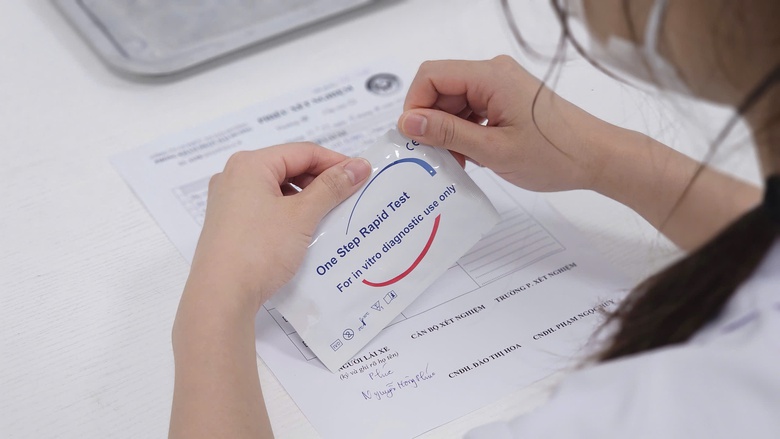 Lái xe xếp hàng chờ khám sức khỏe, test ma túy định kỳ- Ảnh 7. Lái xe xếp hàng chờ khám sức khỏe, test ma túy định kỳ- Ảnh 7.