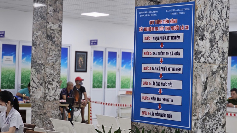 Lái xe xếp hàng chờ khám sức khỏe, test ma túy định kỳ- Ảnh 3. Lái xe xếp hàng chờ khám sức khỏe, test ma túy định kỳ- Ảnh 3.