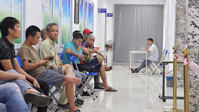 Lái xe xếp hàng chờ khám sức khỏe, test ma túy định kỳ- Ảnh 8. Lái xe xếp hàng chờ khám sức khỏe, test ma túy định kỳ- Ảnh 8.