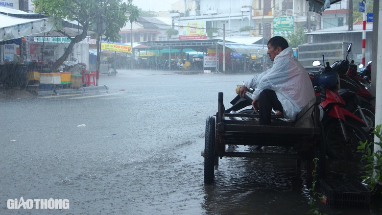 Mưa lớn k&eacute;o d&agrave;i, nhiều tuyến đường th&agrave;nh phố Bạc Li&ecirc;u ngập s&acirc;u- Ảnh 7.