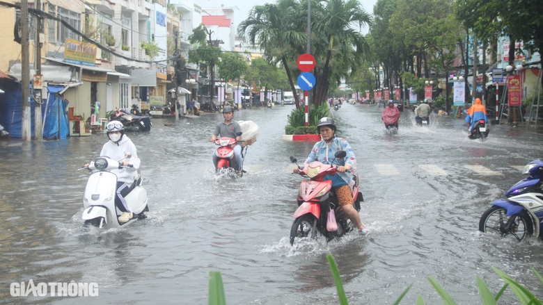 Mưa lớn k&eacute;o d&agrave;i, nhiều tuyến đường th&agrave;nh phố Bạc Li&ecirc;u ngập s&acirc;u- Ảnh 4.