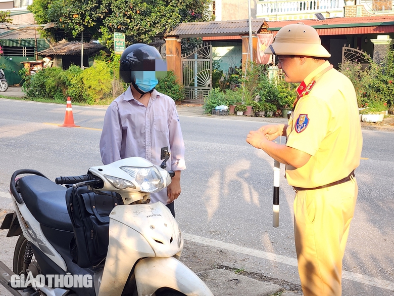Tuy&ecirc;n Quang: Học sinh nghi&ecirc;m chỉnh chấp h&agrave;nh sau nhiều lần CSGT kiểm tra, xử l&yacute;- Ảnh 4.