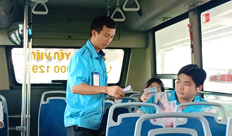 Nh&acirc;n vi&ecirc;n Transerco t&igrave;m nh&agrave; cho ch&aacute;u b&eacute; bị lạc- Ảnh 1.