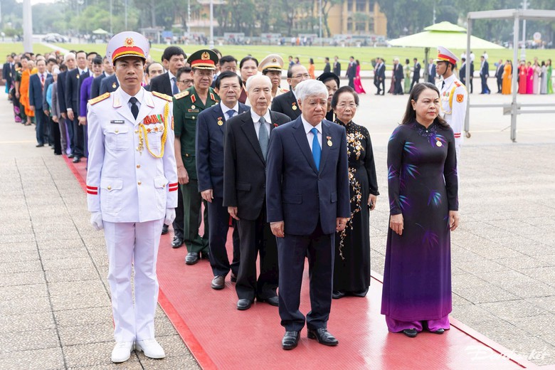 Đại biểu dự Đại hội Mặt trận Tổ quốc vào Lăng viếng Chủ tịch Hồ Chí Minh- Ảnh 4. Đại biểu dự Đại hội Mặt trận Tổ quốc vào Lăng viếng Chủ tịch Hồ Chí Minh- Ảnh 4.
