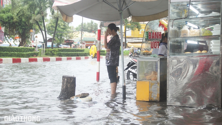 Mưa lớn k&eacute;o d&agrave;i, nhiều tuyến đường th&agrave;nh phố Bạc Li&ecirc;u ngập s&acirc;u- Ảnh 6.