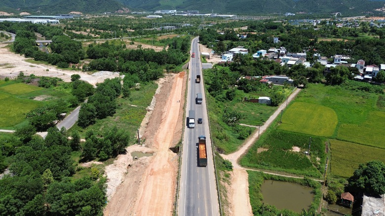 Lo chậm tiến độ cao tốc H&ograve;a Li&ecirc;n - T&uacute;y Loan do thiếu đ&aacute;, vướng mặt bằng- Ảnh 16.