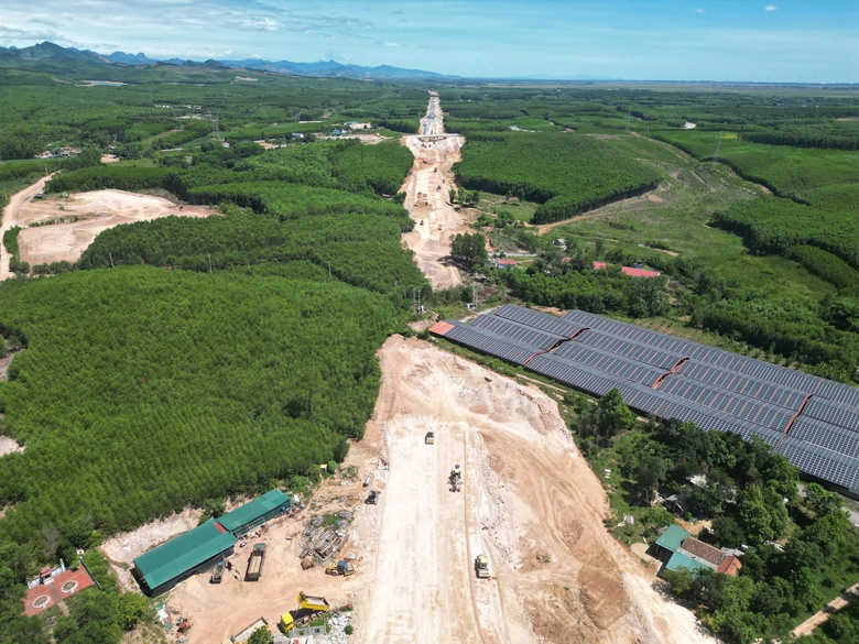 Mặt bằng chưa th&ocirc;ng, thời tiết xấu cản tiến độ cao tốc qua Quảng B&igrave;nh- Ảnh 2.