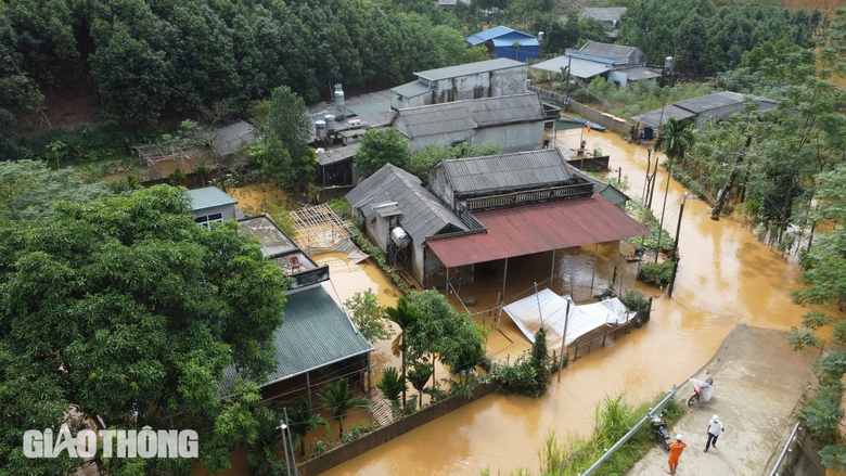 Hơn 100 hộ d&acirc;n ở Y&ecirc;n B&aacute;i bị c&ocirc; lập sau mưa lớn, sạt lở r&igrave;nh rập- Ảnh 3.