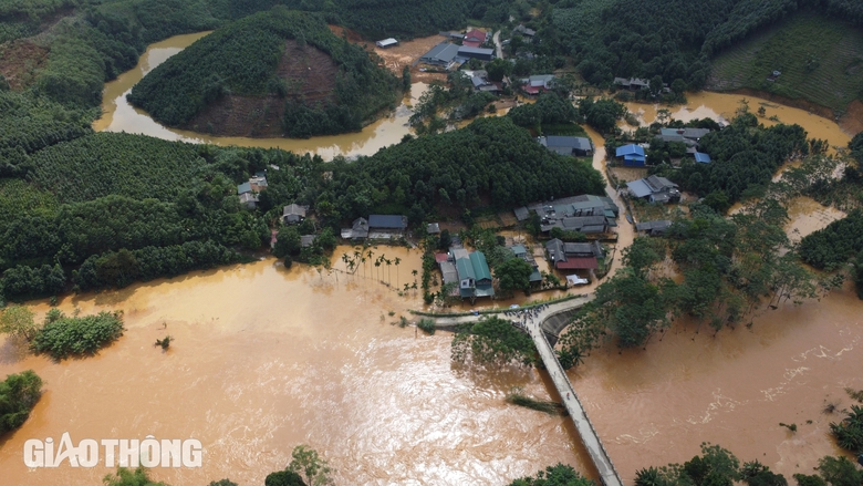 Hơn 100 hộ d&acirc;n ở Y&ecirc;n B&aacute;i bị c&ocirc; lập sau mưa lớn, sạt lở r&igrave;nh rập- Ảnh 2.