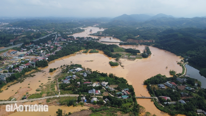 Hơn 100 hộ d&acirc;n ở Y&ecirc;n B&aacute;i bị c&ocirc; lập sau mưa lớn, sạt lở r&igrave;nh rập- Ảnh 1.