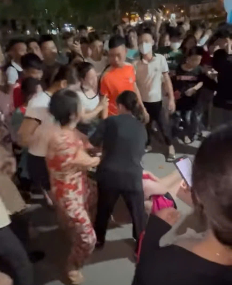 Đ&aacute;nh ghen, lột đồ người kh&aacute;c giữa phố, 3 người phụ nữ bị khởi tố- Ảnh 1.