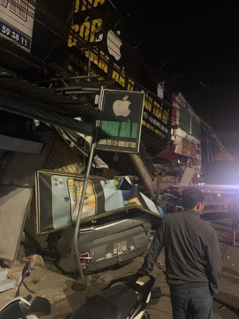 Xe 7 chỗ bẹp d&uacute;m, cửa bốn nh&agrave; d&acirc;n ven QL51 hư hỏng sau vụ tai nạn l&uacute;c rạng s&aacute;ng- Ảnh 7.