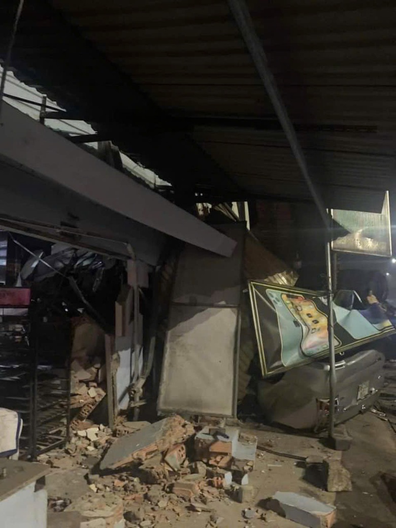 Xe 7 chỗ bẹp dúm, cửa bốn nhà dân ven QL51 hư hỏng sau vụ tai nạn lúc rạng sáng- Ảnh 1. Xe 7 chỗ bẹp dúm, cửa bốn nhà dân ven QL51 hư hỏng sau vụ tai nạn lúc rạng sáng- Ảnh 1.