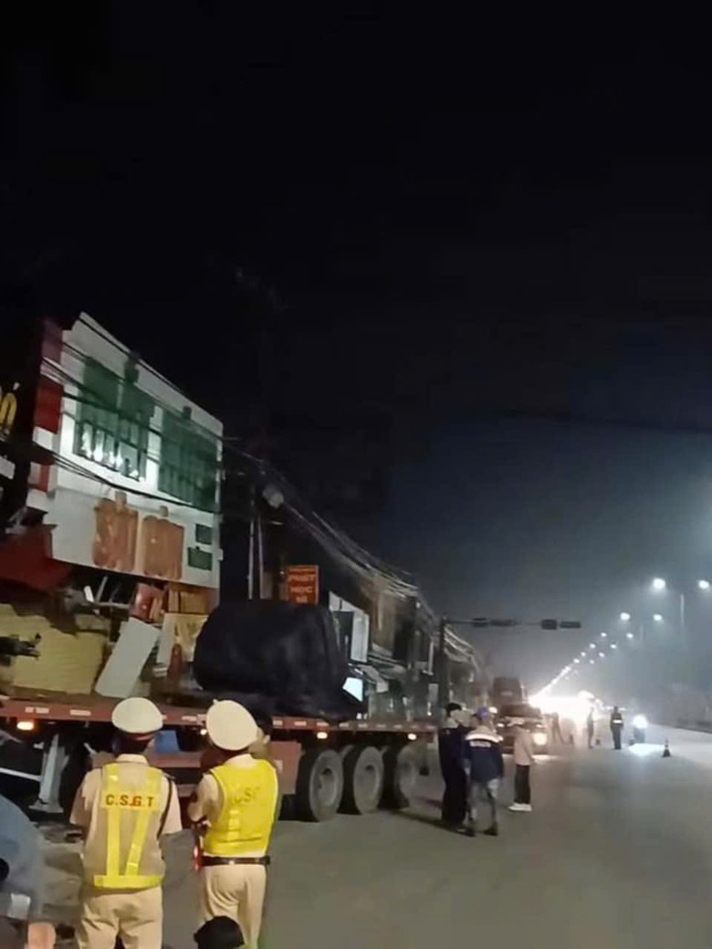 Xe 7 chỗ bẹp d&uacute;m, cửa bốn nh&agrave; d&acirc;n ven QL51 hư hỏng sau vụ tai nạn l&uacute;c rạng s&aacute;ng- Ảnh 3.