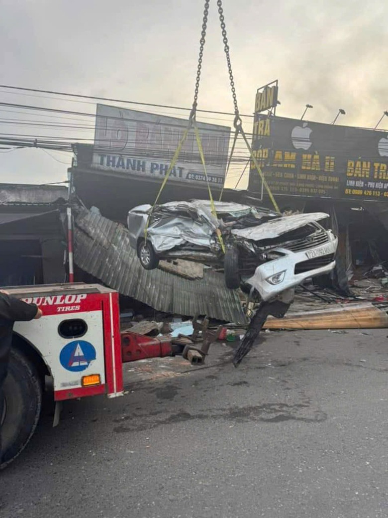 Xe 7 chỗ bẹp d&uacute;m, cửa bốn nh&agrave; d&acirc;n ven QL51 hư hỏng sau vụ tai nạn l&uacute;c rạng s&aacute;ng- Ảnh 4.