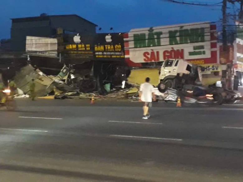 Xe 7 chỗ bẹp dúm, cửa bốn nhà dân ven QL51 hư hỏng sau vụ tai nạn lúc rạng sáng- Ảnh 2. Xe 7 chỗ bẹp dúm, cửa bốn nhà dân ven QL51 hư hỏng sau vụ tai nạn lúc rạng sáng- Ảnh 2.