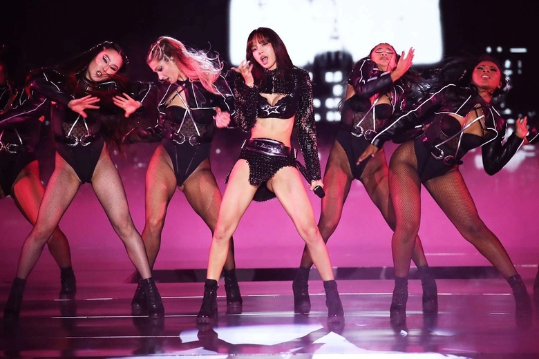 Lisa (BlackPink) mặc nội y vẫn kh&ocirc;ng thể cứu v&atilde;n được show diễn Victoria's Secret- Ảnh 2.