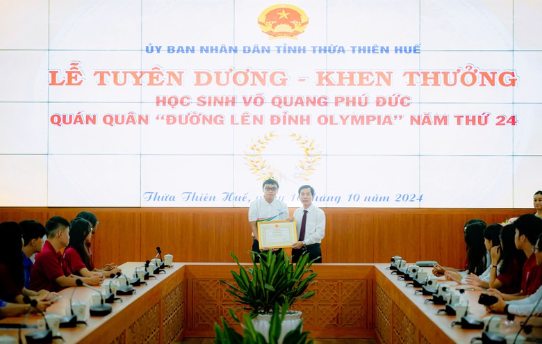 Qu&aacute;n qu&acirc;n Đường l&ecirc;n đỉnh Olympia được tuy&ecirc;n dương, trao tặng bằng khen- Ảnh 1.