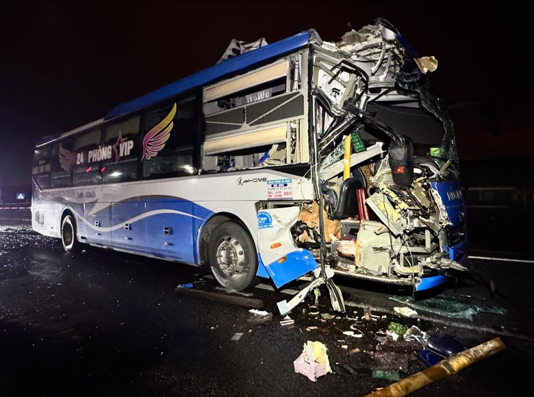 B&igrave;nh Thuận: Xe kh&aacute;ch h&uacute;c đu&ocirc;i xe đầu k&eacute;o tr&ecirc;n QL1, phụ xe đứt l&igrave;a tay- Ảnh 1.