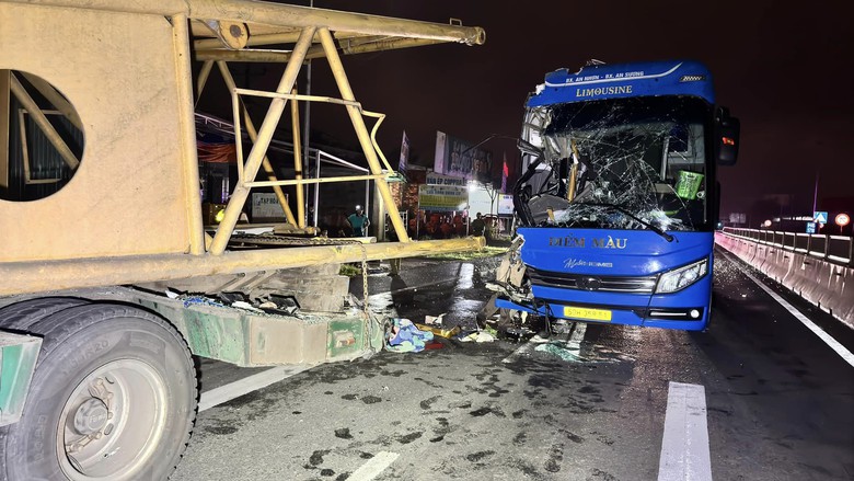 B&igrave;nh Thuận: Xe kh&aacute;ch h&uacute;c đu&ocirc;i xe đầu k&eacute;o tr&ecirc;n QL1, phụ xe đứt l&igrave;a tay- Ảnh 2.