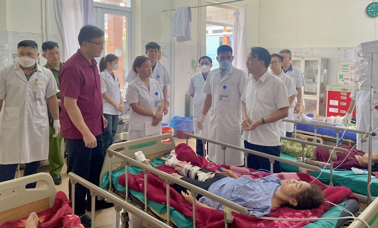 Sức khoẻ c&aacute;c nạn nh&acirc;n vụ xe kh&aacute;ch mất l&aacute;i ở Điện Bi&ecirc;n hiện ra sao?- Ảnh 1.