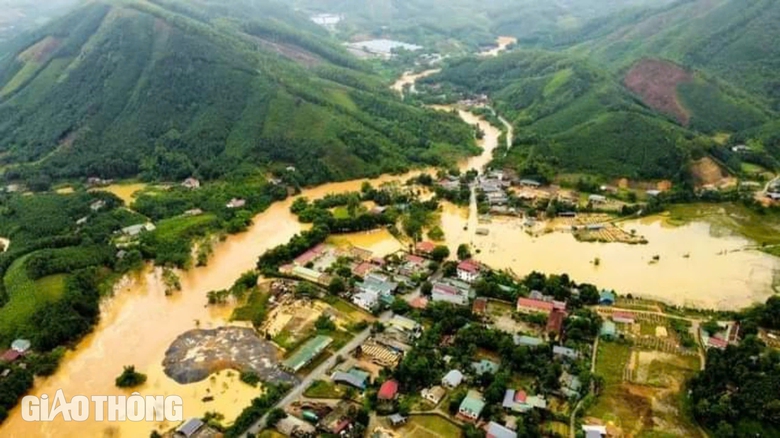 Hơn 100 hộ d&acirc;n ở Y&ecirc;n B&aacute;i bị c&ocirc; lập sau mưa lớn, sạt lở r&igrave;nh rập- Ảnh 5.