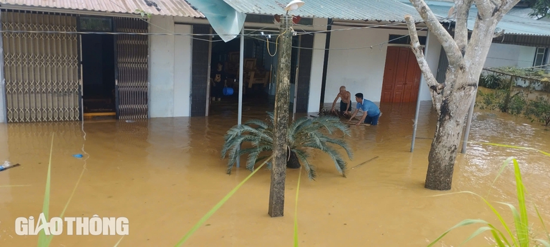 Hơn 100 hộ d&acirc;n ở Y&ecirc;n B&aacute;i bị c&ocirc; lập sau mưa lớn, sạt lở r&igrave;nh rập- Ảnh 4.