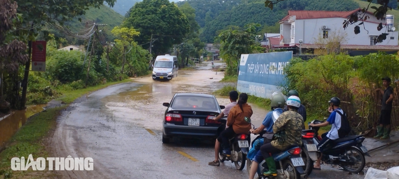 Hơn 100 hộ d&acirc;n ở Y&ecirc;n B&aacute;i bị c&ocirc; lập sau mưa lớn, sạt lở r&igrave;nh rập- Ảnh 7.