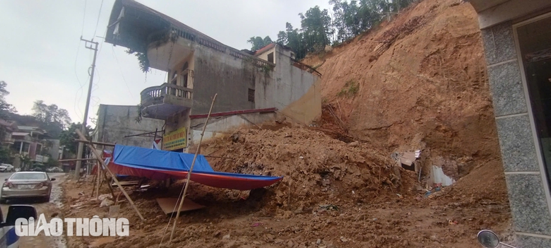 Hơn 100 hộ d&acirc;n ở Y&ecirc;n B&aacute;i bị c&ocirc; lập sau mưa lớn, sạt lở r&igrave;nh rập- Ảnh 8.