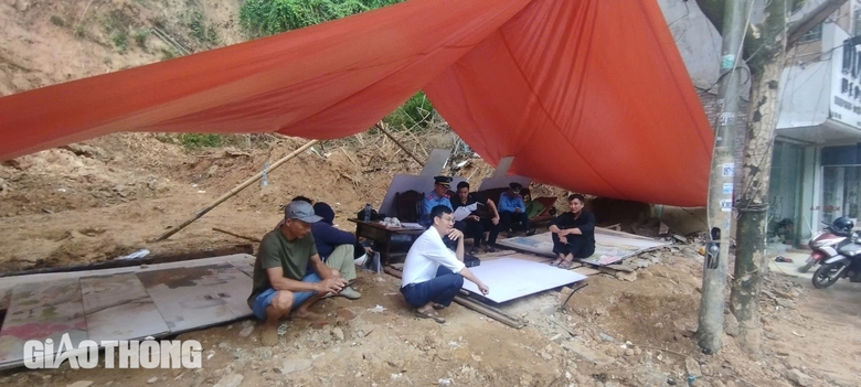 Hơn 100 hộ d&acirc;n ở Y&ecirc;n B&aacute;i bị c&ocirc; lập sau mưa lớn, sạt lở r&igrave;nh rập- Ảnh 9.