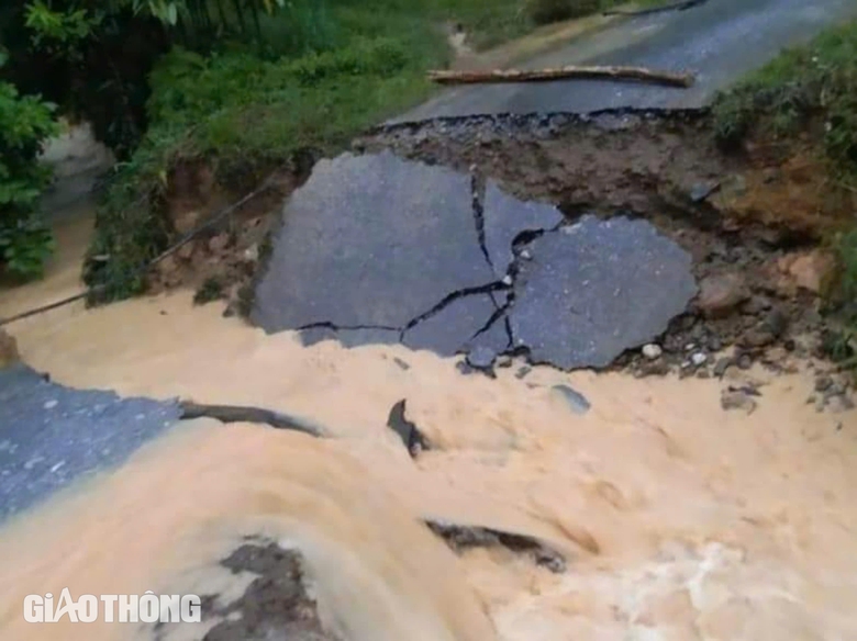 Hơn 100 hộ d&acirc;n ở Y&ecirc;n B&aacute;i bị c&ocirc; lập sau mưa lớn, sạt lở r&igrave;nh rập- Ảnh 6.