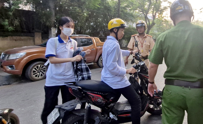Vừa phạt, vừa tuy&ecirc;n truyền ngăn học sinh vi phạm giao th&ocirc;ng- Ảnh 2.