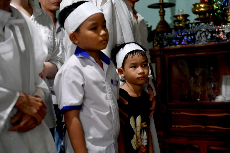 Xót cảnh hai đứa trẻ mồ côi cha mẹ- Ảnh 1. Xót cảnh hai đứa trẻ mồ côi cha mẹ- Ảnh 1.