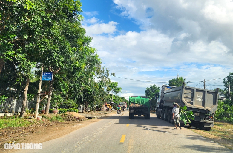 Đo&agrave;n xe qu&aacute; tải hơn 400%: H&agrave;nh tr&igrave;nh 100km b&aacute;m theo xe c&aacute;t lậu- Ảnh 2.