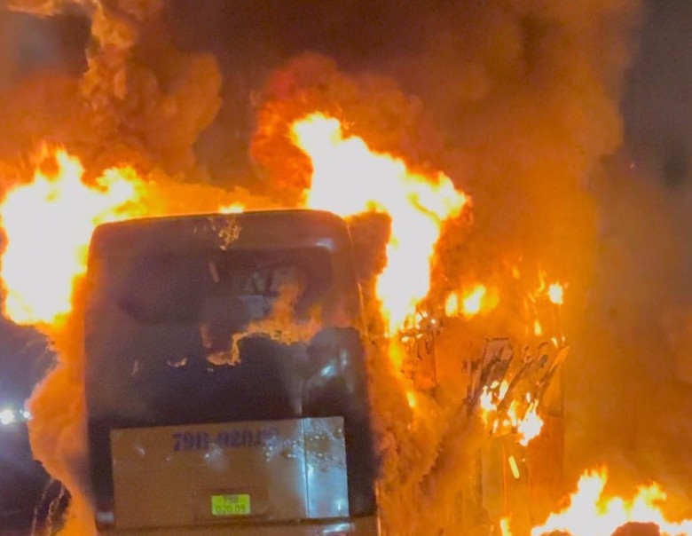 Xe kh&aacute;ch giường nằm ch&aacute;y trơ khung tr&ecirc;n cao tốc Phan Thiết - Dầu Gi&acirc;y- Ảnh 1.