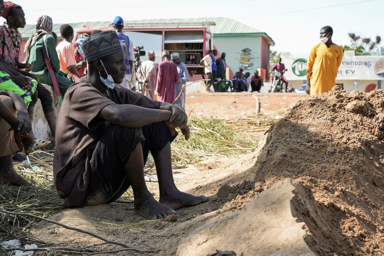 Cận cảnh mộ ch&ocirc;n tập thể hơn 150 nạn nh&acirc;n trong vụ nổ xe bồn chở xăng ở Nigeria- Ảnh 7.