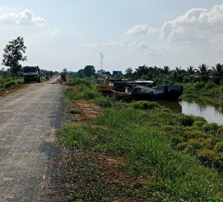 Long An: Y&ecirc;u cầu huyện Thạnh H&oacute;a b&aacute;o c&aacute;o vụ hạ cốt nền đường k&ecirc;nh 61- Ảnh 2.