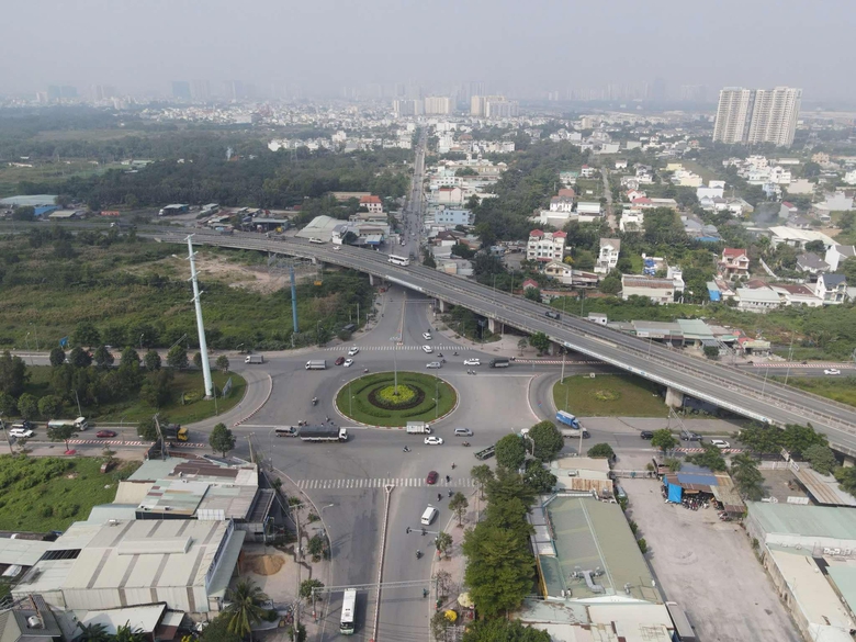 Thu hẹp v&ograve;ng xoay Ph&uacute; Hữu, lắp dải ph&acirc;n c&aacute;ch t&aacute;ch d&ograve;ng xe- Ảnh 1.