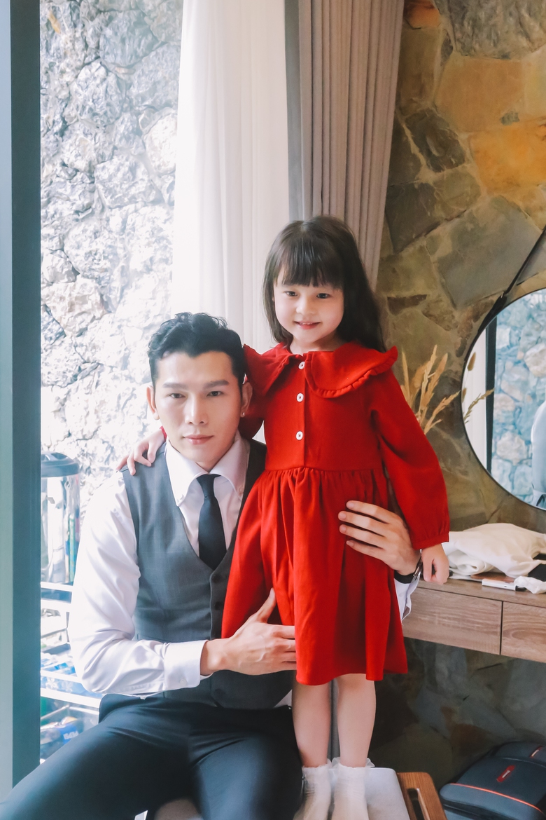 Nam vương Ngọc Tình chụp ảnh cùng diễn viên nhí Linh Đan Nam vương Ngọc Tình chụp ảnh cùng diễn viên nhí Linh Đan