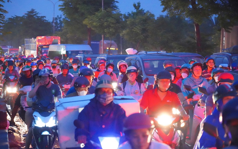 Người d&acirc;n TP.HCM chật vật với 'combo' mưa lớn, triều cường, kẹt xe