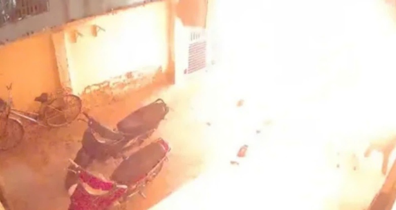 Chồng phóng hỏa đốt vợ trong khi chờ ly hôn- Ảnh 1. Chồng phóng hỏa đốt vợ trong khi chờ ly hôn- Ảnh 1.