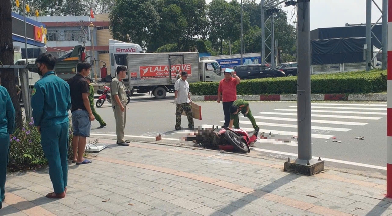 Đi khám bệnh về, người phụ nữ bán vé số tử vong sau va chạm với xe bồn- Ảnh 1. Đi khám bệnh về, người phụ nữ bán vé số tử vong sau va chạm với xe bồn- Ảnh 1.