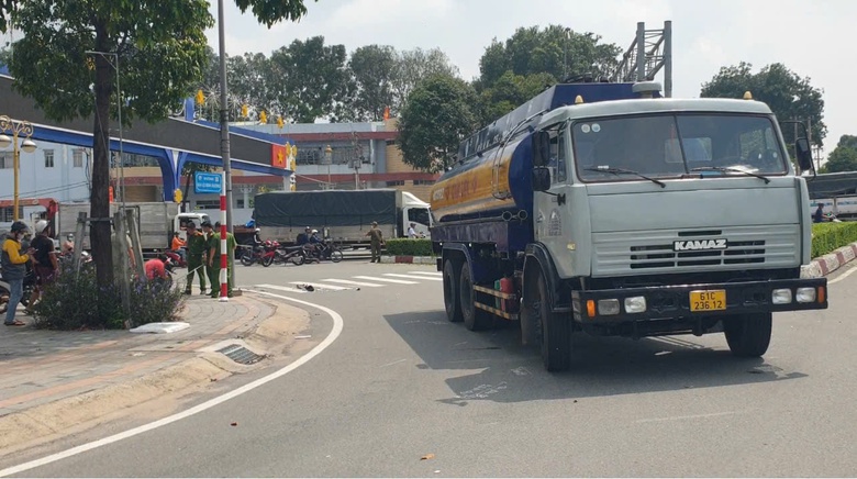 Đi khám bệnh về, người phụ nữ bán vé số tử vong sau va chạm với xe bồn- Ảnh 2. Đi khám bệnh về, người phụ nữ bán vé số tử vong sau va chạm với xe bồn- Ảnh 2.