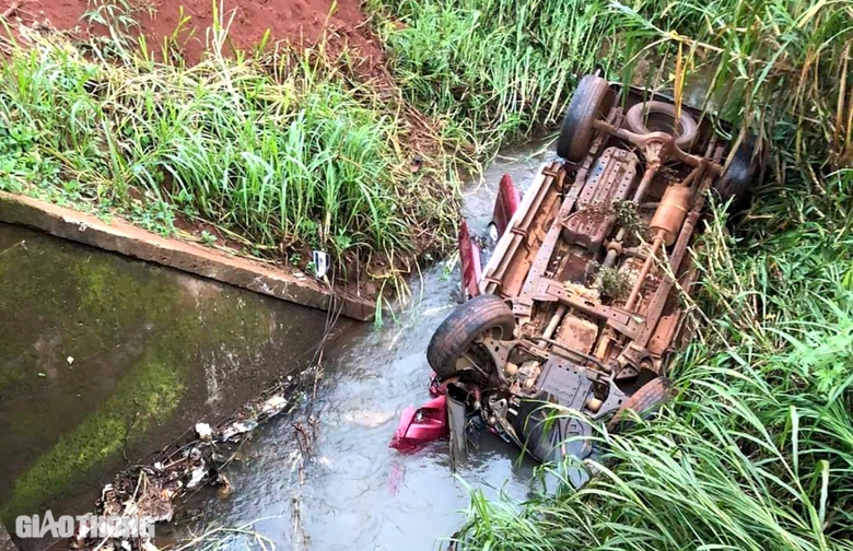 Xe b&aacute;n tải lật ngửa dưới mương nước, 3 người tử vong, 2 người bị thương- Ảnh 1.