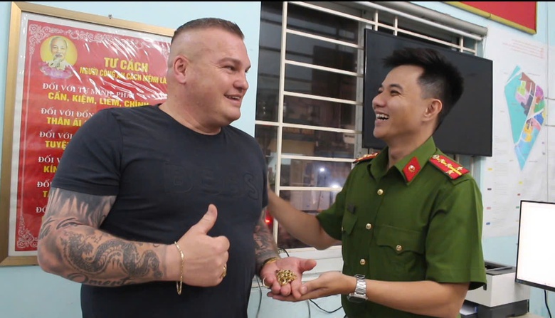 Bắt nhanh hai đối tượng cướp giật t&agrave;i sản của du kh&aacute;ch nước ngo&agrave;i tr&ecirc;n phố- Ảnh 2.