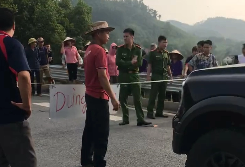 Nhiều người d&acirc;n căng d&acirc;y, chặn cao tốc Tuy&ecirc;n Quang - Ph&uacute; Thọ- Ảnh 1.