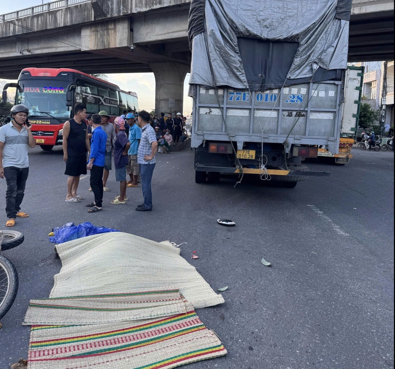 Xe m&aacute;y va chạm với xe tải, một người tử vong, một người bị thương- Ảnh 1.